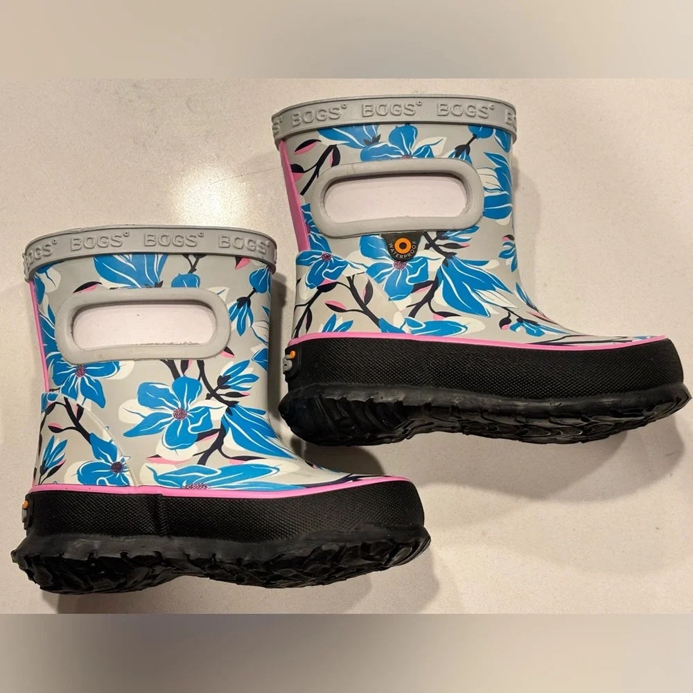 NWOT Bogs Kids Size 4 US / 20 Euro Skipper Magnolia Rain Boots Oyster Color